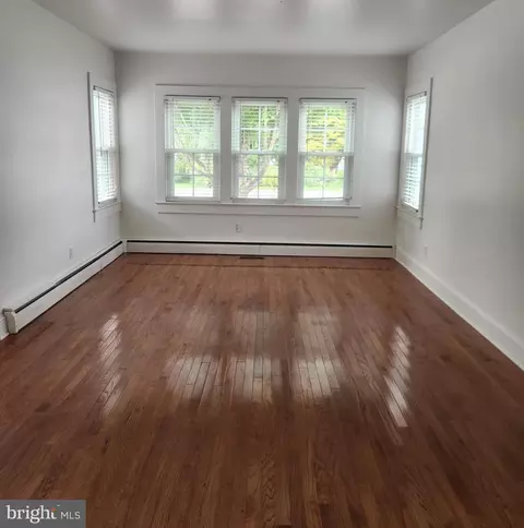 Living - 330 Williams St, Berlin, MD 21811 photo 2 of 3
