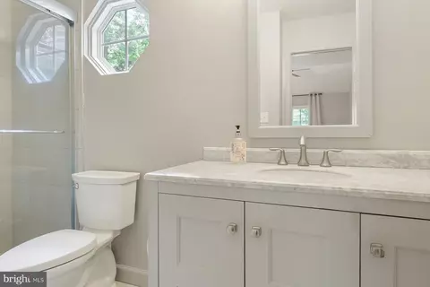 Bath - 9 Holly Ct, Berlin, MD 21811 photo 2 of 4