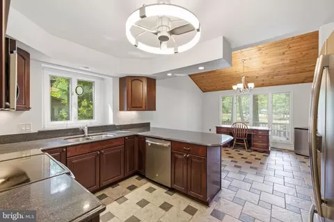 Kitchen - 7147 Chandler Dr, Berlin, MD 21811 photo 4 of 5