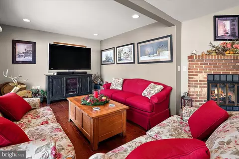 Living - 2 Beach Ct, Ocean Pines, MD 21811 photo 2 of 8