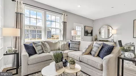 Living - 617 Benjamin Ct, Pleasantville, NJ 08232 photo 2 of 2