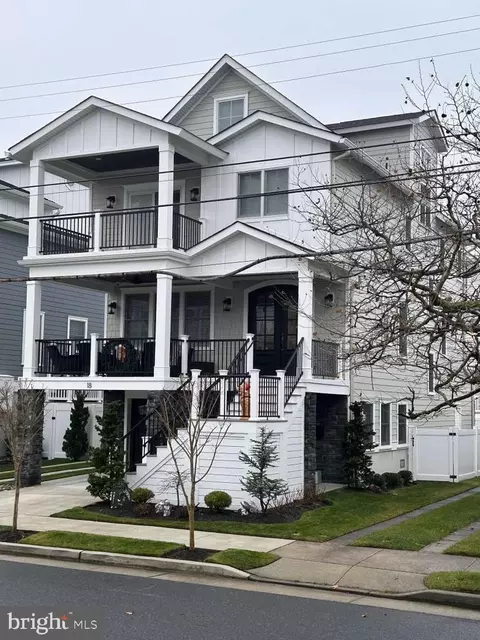 18 N Kenyon Ave, Margate City, NJ 08402
