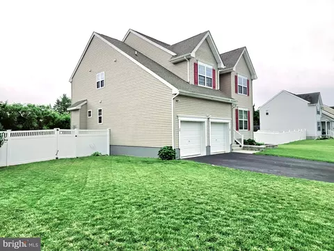 5 Moonlight Dr, Egg Harbor Township, NJ 08234