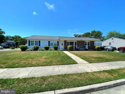2 Surrey Dr, Egg Harbor Township, NJ 08234