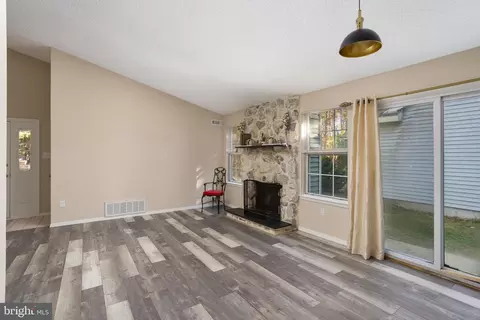 Living - 722 Eagle Point Ct, Absecon, NJ 08205 photo 4 of 4