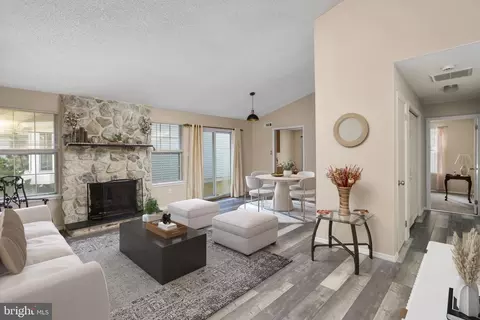 Living - 722 Eagle Point Ct, Absecon, NJ 08205 photo 2 of 4