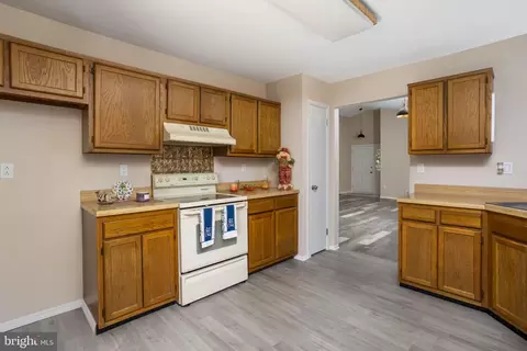 Entry Way - 722 Eagle Point Ct, Absecon, NJ 08205 photo 5 of 6