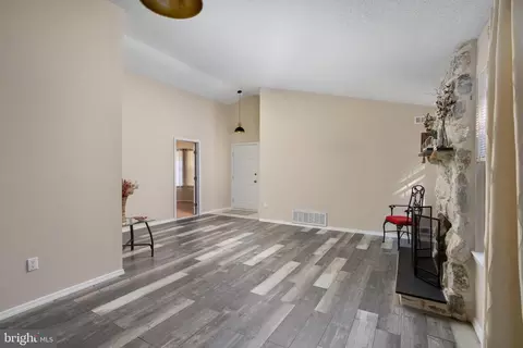 Living - 722 Eagle Point Ct, Absecon, NJ 08205 photo 3 of 4