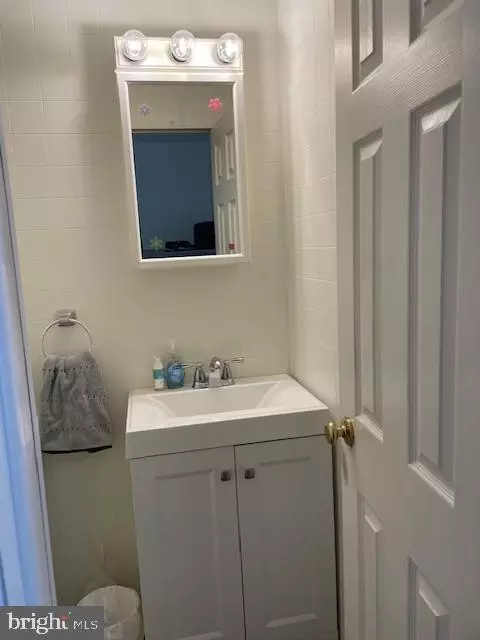 Bath - 202 Wayne Ave, Williamstown, NJ 08094 photo 2 of 4