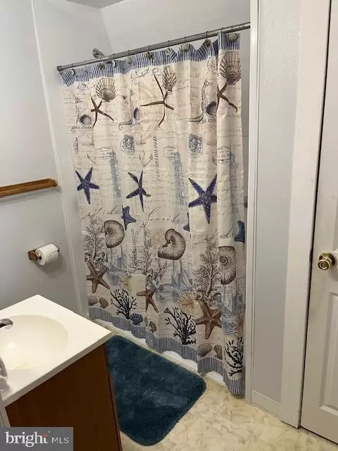 Bath - 202 Wayne Ave, Williamstown, NJ 08094 photo 3 of 4