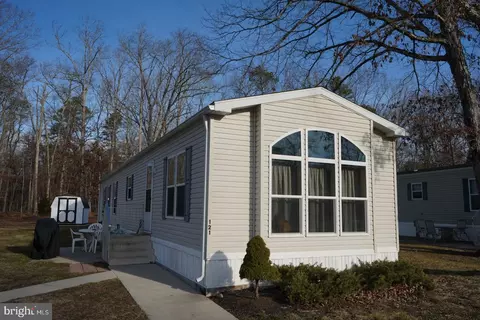 121 Chalet Ln, Vineland, NJ 08360