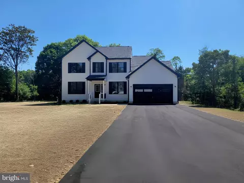 102 Heatherwood Dr, Vineland, NJ 08360