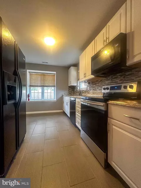 Kitchen - 801 Eagle Point Pl, Galloway, NJ 08205 photo 2 of 4