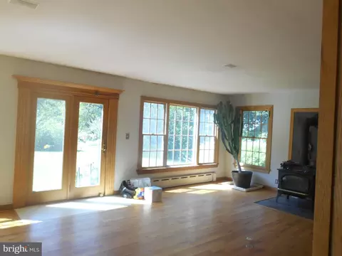 Living - 1002 N Chew Rd, Hammonton, NJ 08037 photo 2 of 3