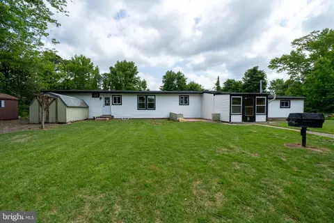 5904 Cloverleaf Dr, Mays Landing, NJ 08330