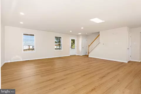 Living - 92 Main Rd, Hammonton, NJ 08037 photo 2 of 4