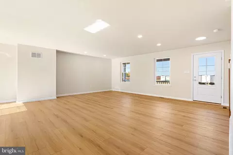 Living - 92 Main Rd, Hammonton, NJ 08037 photo 3 of 4