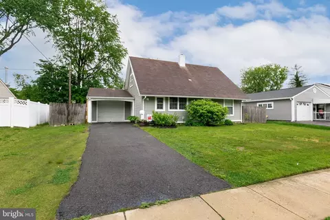 68 Shawmont Ln, Willingboro, NJ 08046