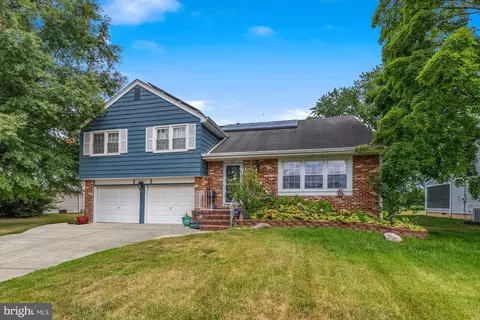 207 Ramblewood Pkwy, Mount Laurel, NJ 08054