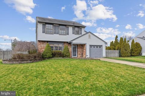 1 Woodhurst Dr, Mount Holly, NJ 08060