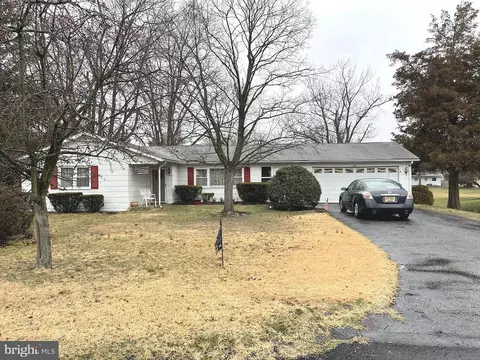 1 Spruce Ln, Marlton, NJ 08053