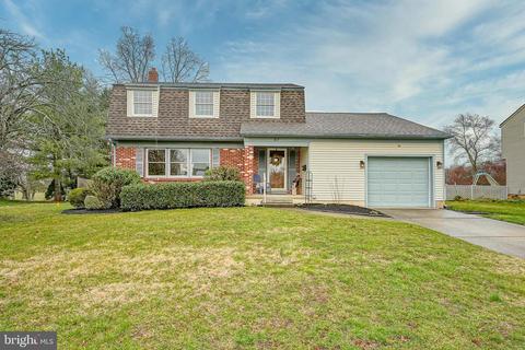27 Kirkdale Dr, Marlton, NJ 08053