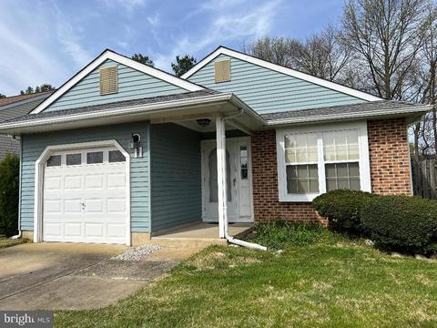 11 Fairfax Dr, Mount Laurel, NJ 08054
