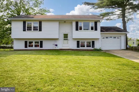 1 Hance Dr, Cookstown, NJ 08511