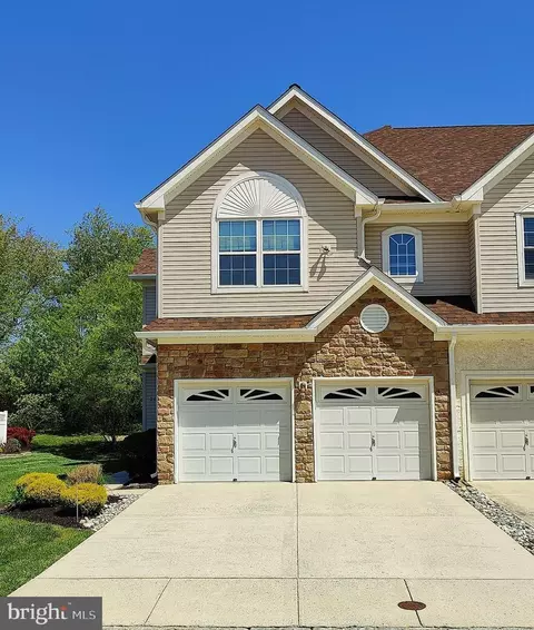 28 Tudor Ct, Marlton, NJ 08053