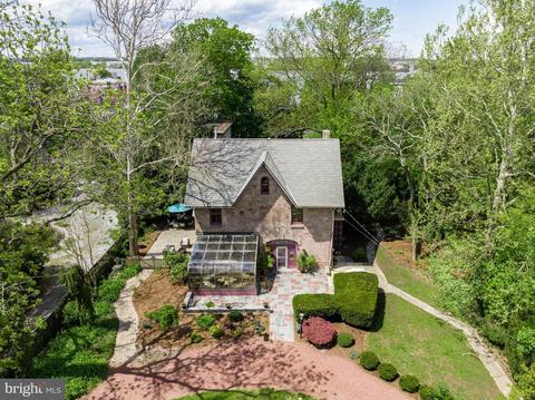 208 Carriage House Ln, Riverton, NJ 08077