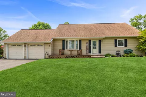 37 Greenbrook Dr, Marlton, NJ 08053