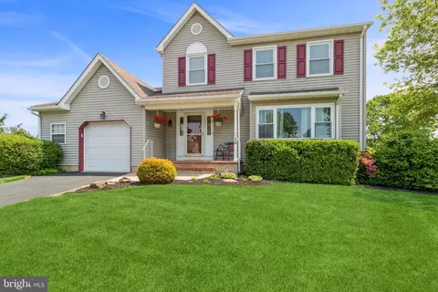 15 Pleasant View Dr, Burlington, NJ 08016