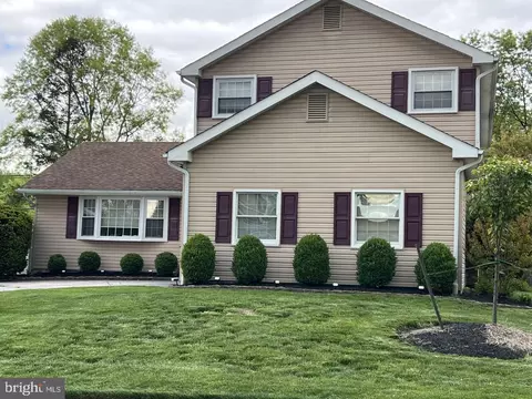 716 Hunters Ln, Mount Laurel, NJ 08054