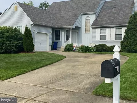 25 Pickwick Dr, Marlton, NJ 08053