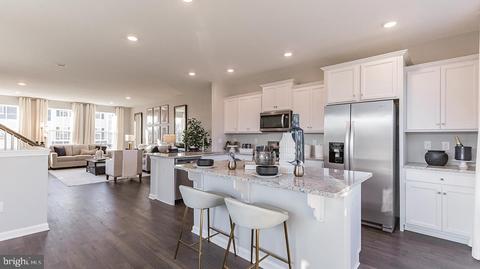 8 Sisters Farmstead Rd, Mount Laurel, NJ 08054
