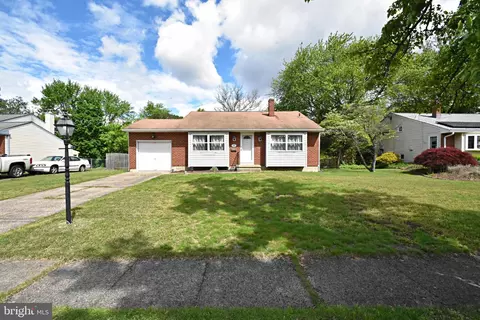 17 Glenview Dr, Cinnaminson, NJ 08077