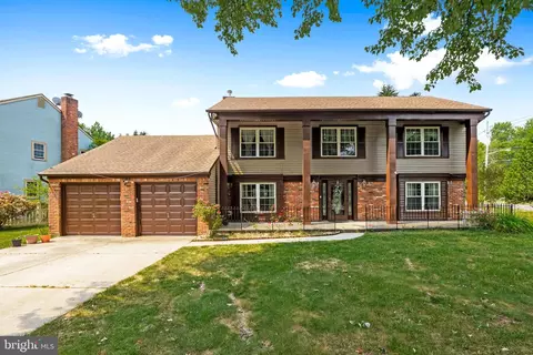 2 Hunters Dr, Mount Laurel, NJ 08054