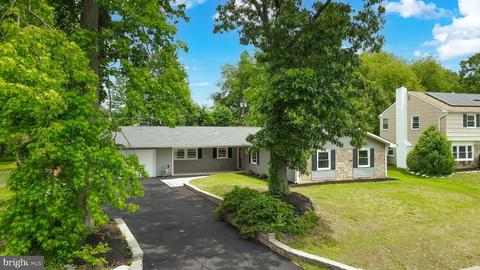 93 Crestview Dr, Willingboro, NJ 08046
