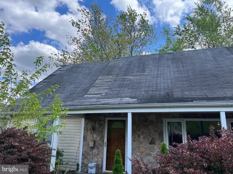 82 Gardenbrook Ln, Willingboro, NJ 08046