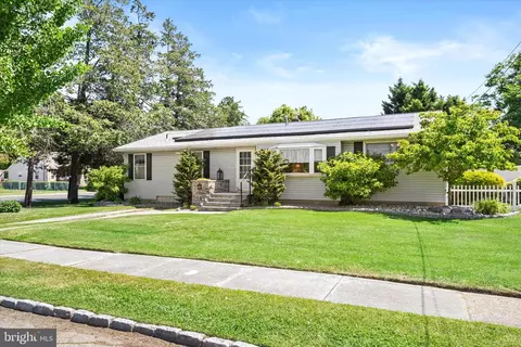 400 Larchmont Dr, Delanco, NJ 08075