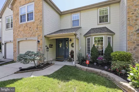 28 Alderton Ln, Mount Laurel, NJ 08054