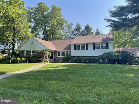 736 Stonehouse Rd, Moorestown, NJ 08057