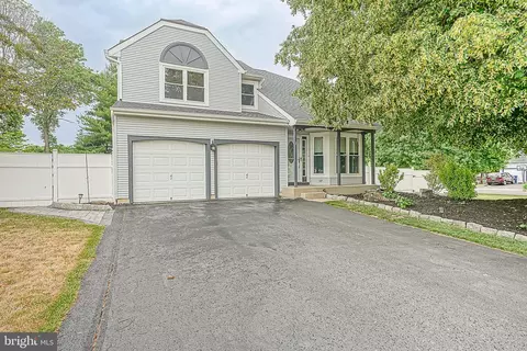2 Wesley Ln, Burlington, NJ 08016