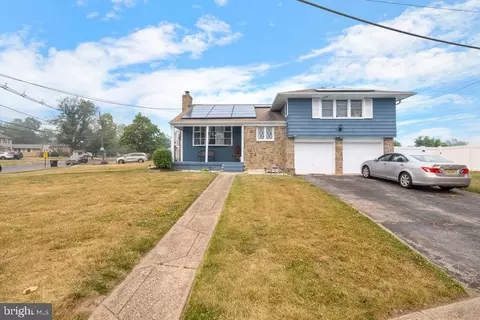 900 Hilltop Rd, Cinnaminson, NJ 08077
