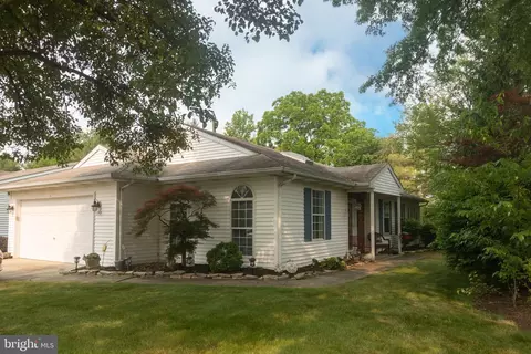 1 Lake View Ter, Columbus, NJ 08022