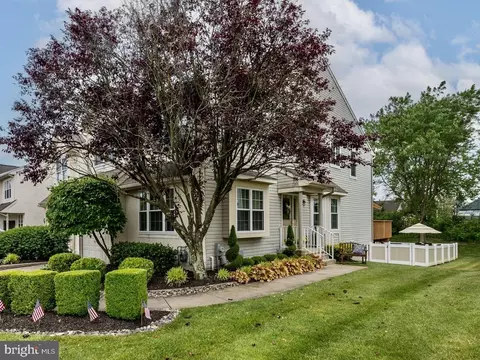 19 Heron Pointe Ct, Marlton, NJ 08053