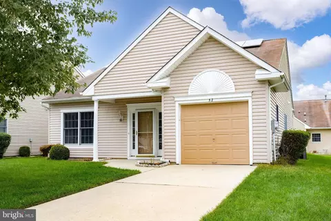 52 Settlers Ln, Columbus, NJ 08022