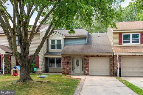 136 Calderwood Ln, Mount Laurel, NJ 08054