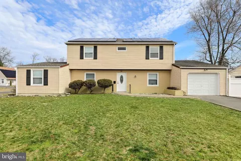 18 Bradford Ln, Willingboro, NJ 08046
