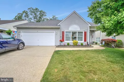 3 Sunset Ln, Columbus, NJ 08022